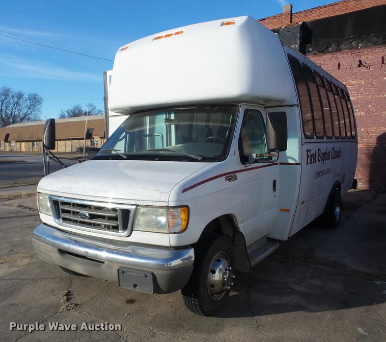 image for item AY9610 2003 Ford Econoline E450 Thomas shuttle bus