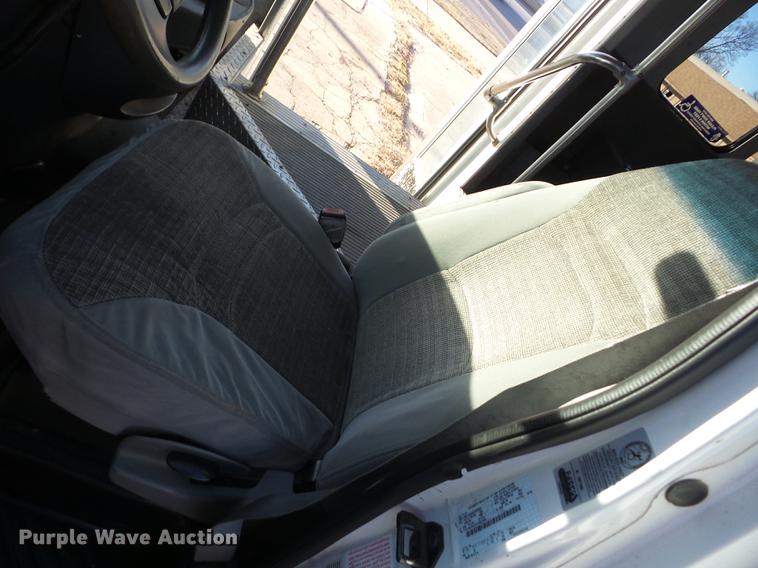 image for item AY9610 2003 Ford Econoline E450 Thomas shuttle bus