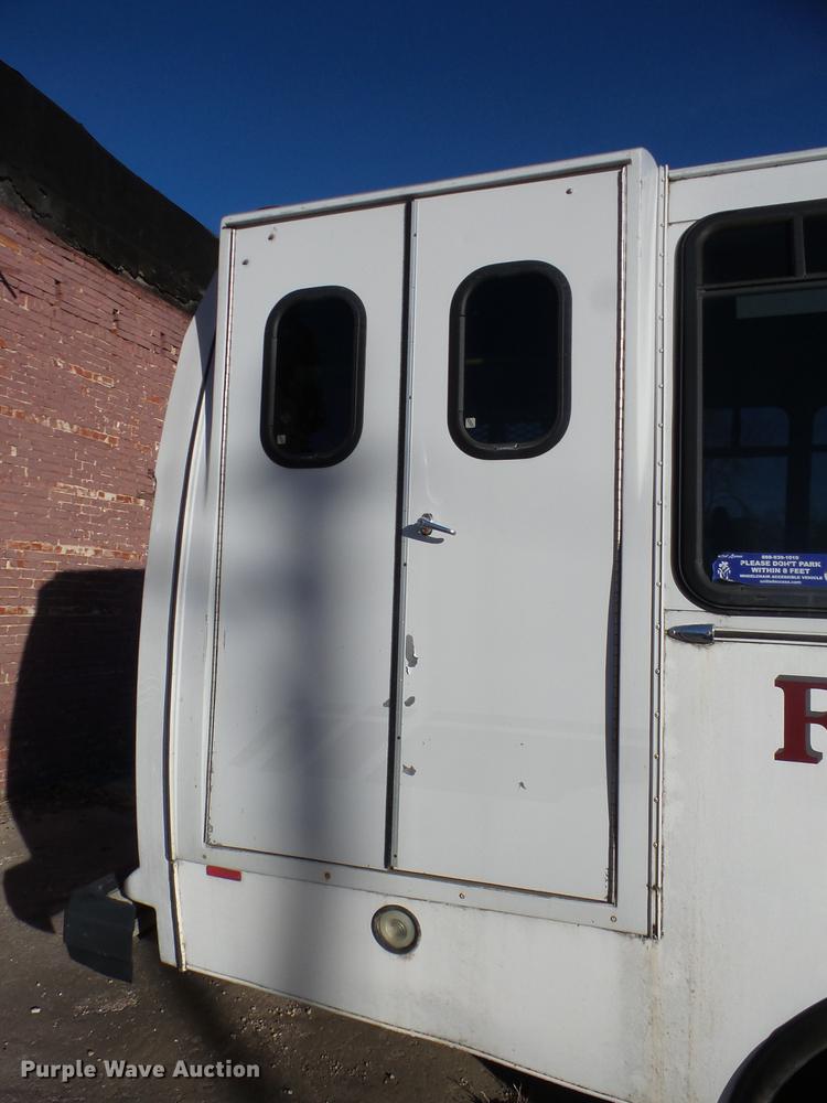 image for item AY9610 2003 Ford Econoline E450 Thomas shuttle bus