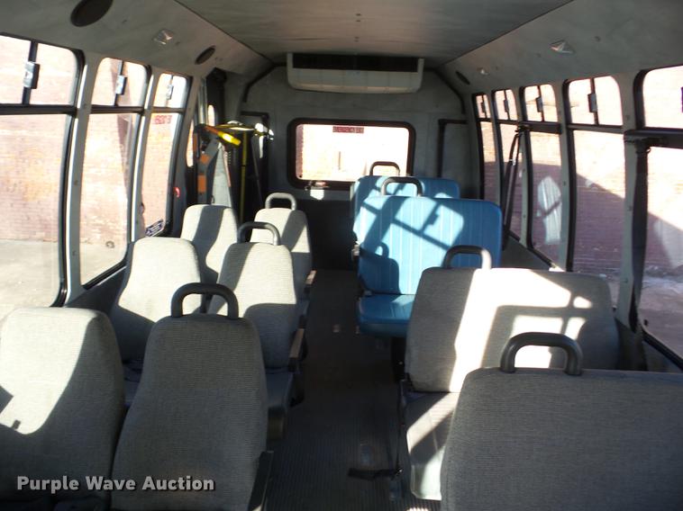 image for item AY9610 2003 Ford Econoline E450 Thomas shuttle bus
