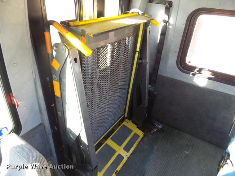 image for item AY9610 2003 Ford Econoline E450 Thomas shuttle bus