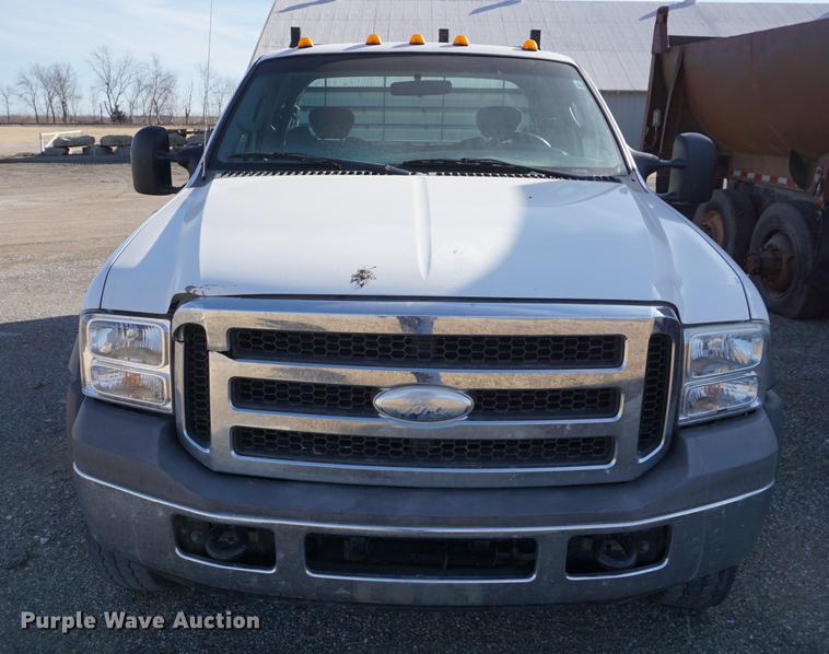 image for item DB0378 2005 Ford F450 Super Duty flatbed truck