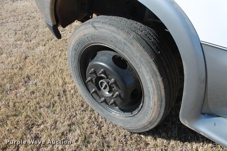 image for item DB5095 1999 Ford F450 Super Duty XLT Crew Cab flatbed truck