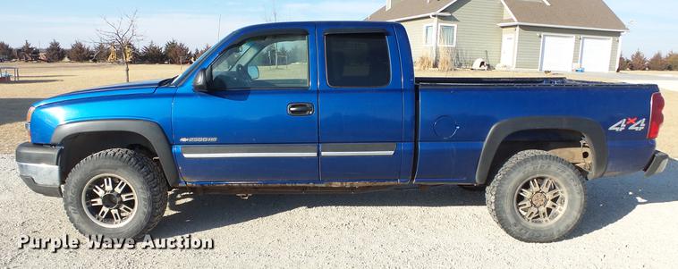 image for item DC0583 2003 Chevrolet Silverado 2500HD Ext. Cab pickup truck