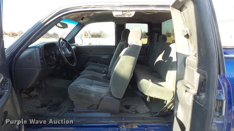 image for item DC0583 2003 Chevrolet Silverado 2500HD Ext. Cab pickup truck