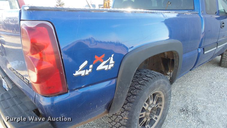 image for item DC0583 2003 Chevrolet Silverado 2500HD Ext. Cab pickup truck