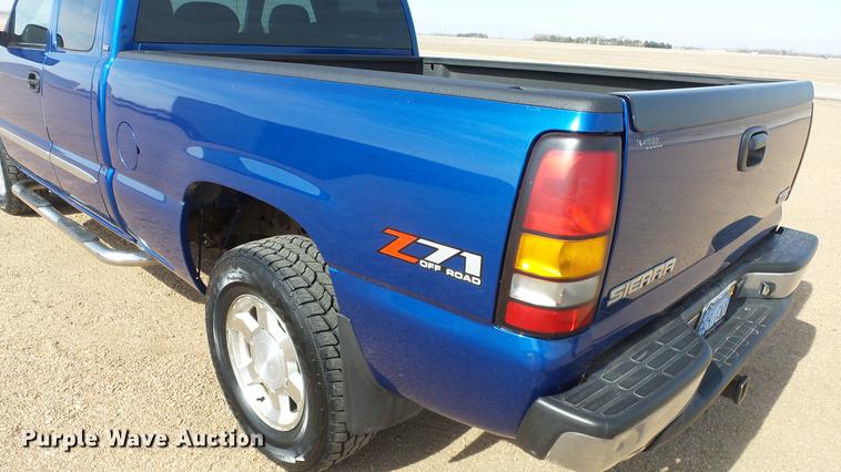 image for item DC0623 2004 GMC Sierra 1500 Ext. Cab pickup truck