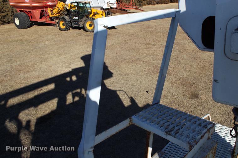 image for item DC7740 2000 Freightliner FL70 bucket truck