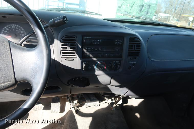 image for item DD5421 2004 Ford F150 SuperCab pickup truck