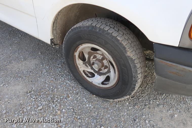 image for item DD5421 2004 Ford F150 SuperCab pickup truck