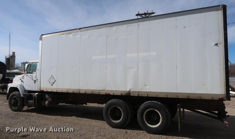 image for item DD5423 1987 International F2375 box truck