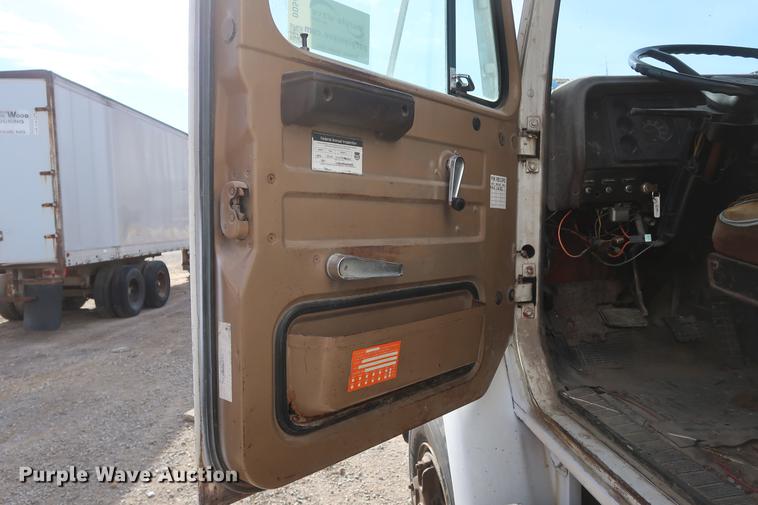 image for item DD5423 1987 International F2375 box truck