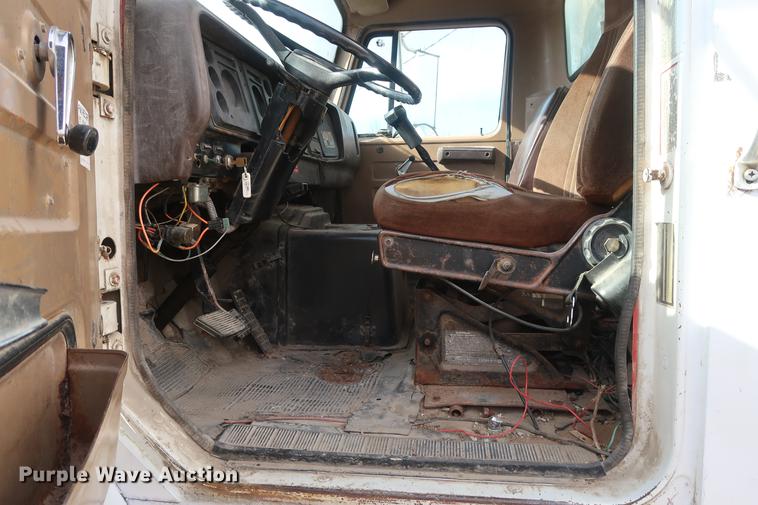 image for item DD5423 1987 International F2375 box truck