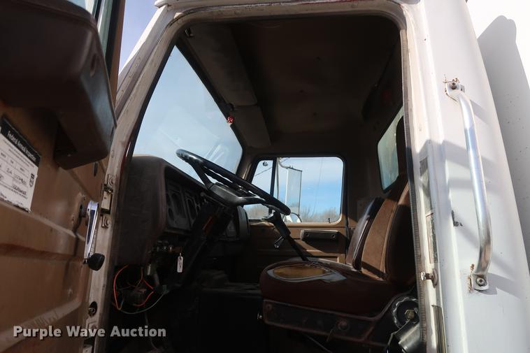 image for item DD5423 1987 International F2375 box truck