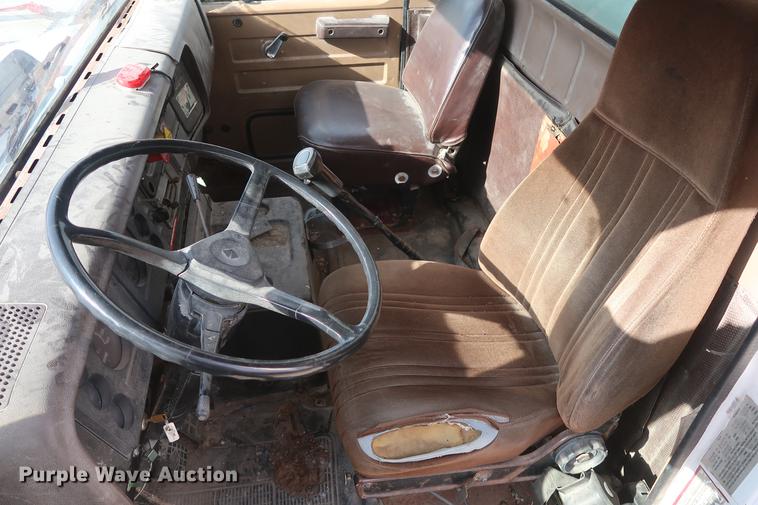 image for item DD5423 1987 International F2375 box truck