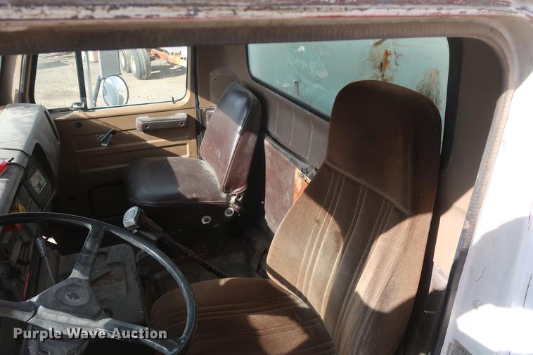 image for item DD5423 1987 International F2375 box truck