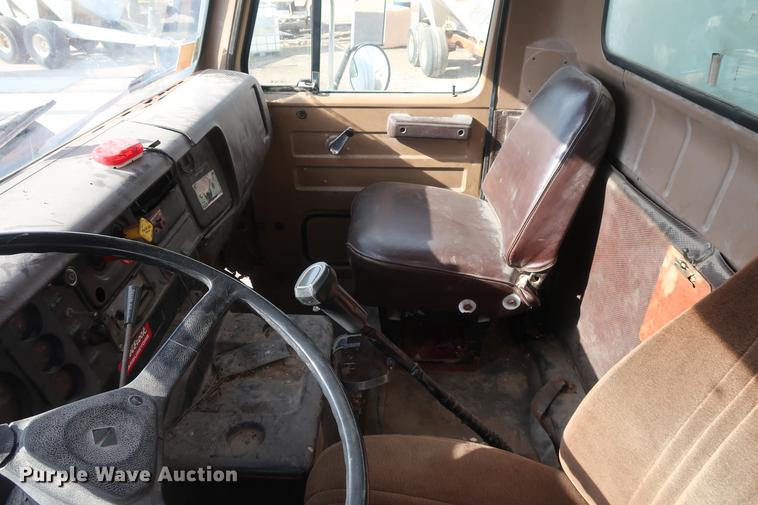 image for item DD5423 1987 International F2375 box truck