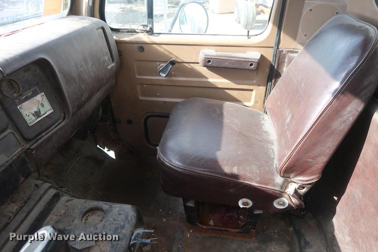 image for item DD5423 1987 International F2375 box truck