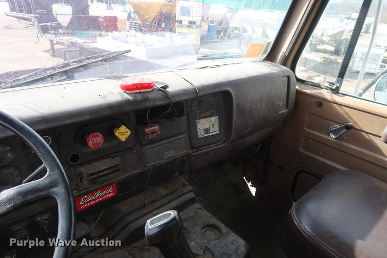 image for item DD5423 1987 International F2375 box truck