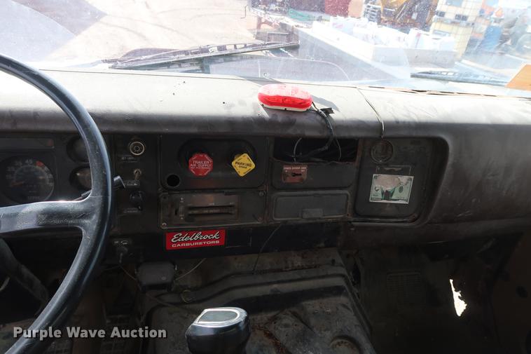 image for item DD5423 1987 International F2375 box truck