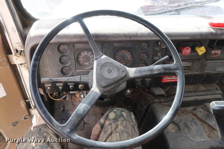 image for item DD5423 1987 International F2375 box truck