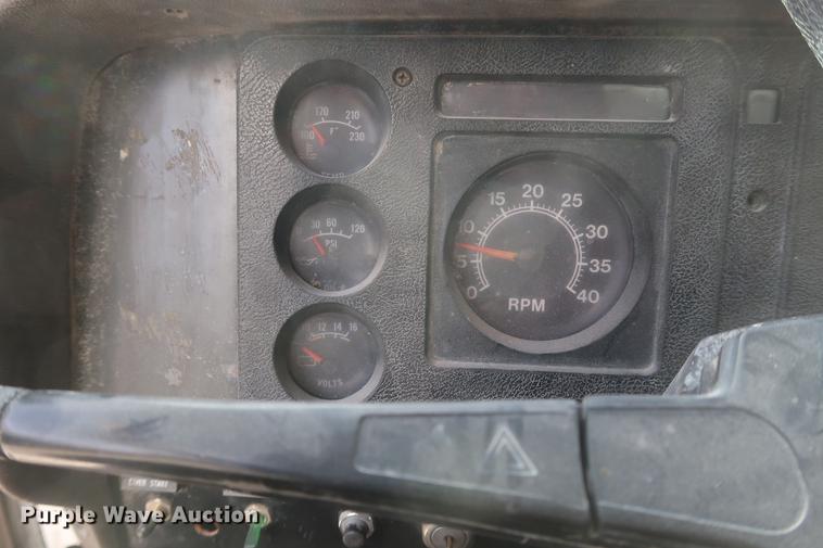 image for item DD5423 1987 International F2375 box truck