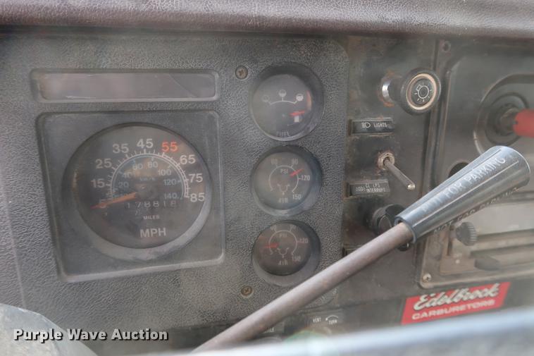 image for item DD5423 1987 International F2375 box truck