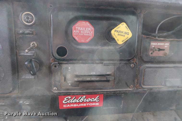 image for item DD5423 1987 International F2375 box truck