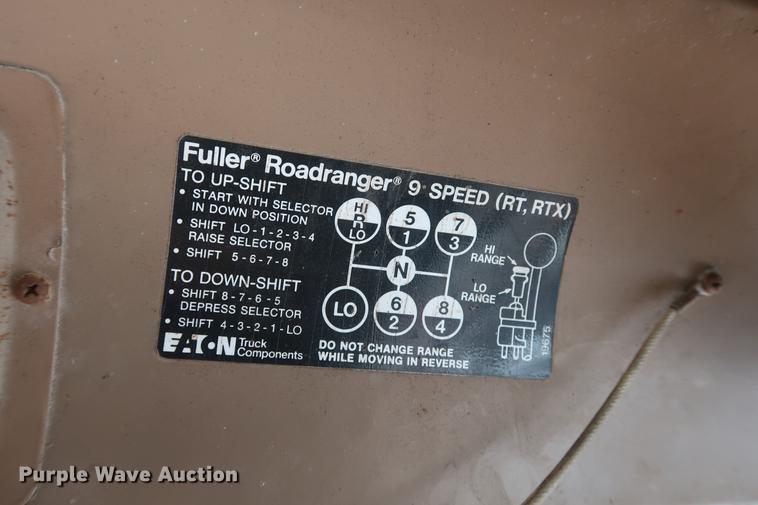 image for item DD5423 1987 International F2375 box truck