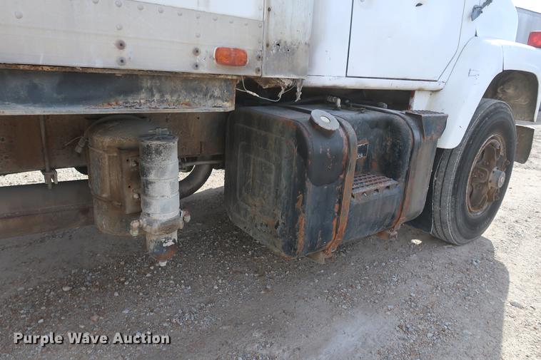 image for item DD5423 1987 International F2375 box truck