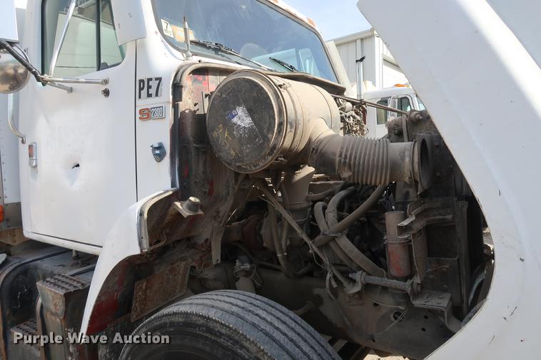 image for item DD5423 1987 International F2375 box truck