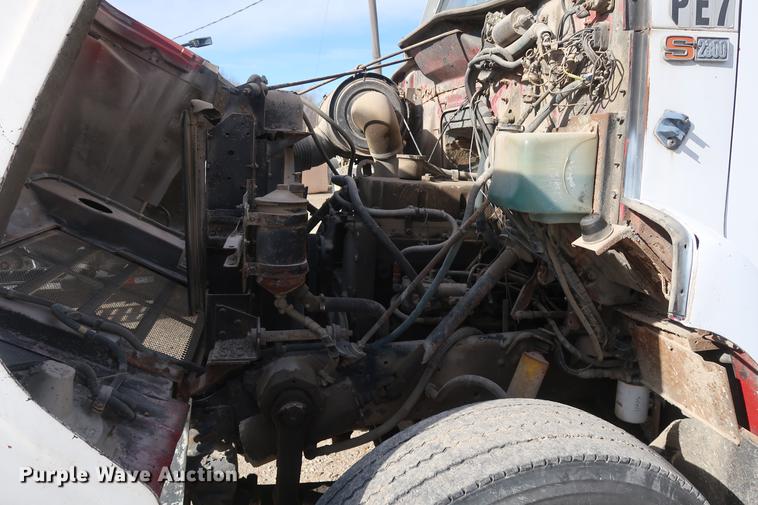 image for item DD5423 1987 International F2375 box truck