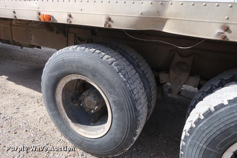 image for item DD5423 1987 International F2375 box truck