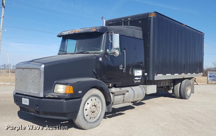 image for item DD5435 1991 Volvo WIA box truck