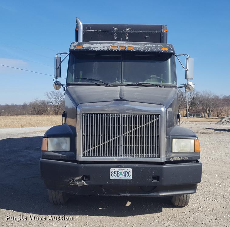 image for item DD5435 1991 Volvo WIA box truck