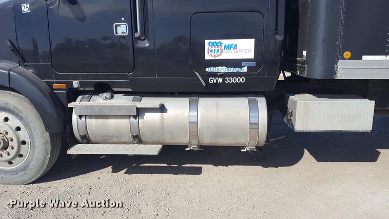 image for item DD5435 1991 Volvo WIA box truck