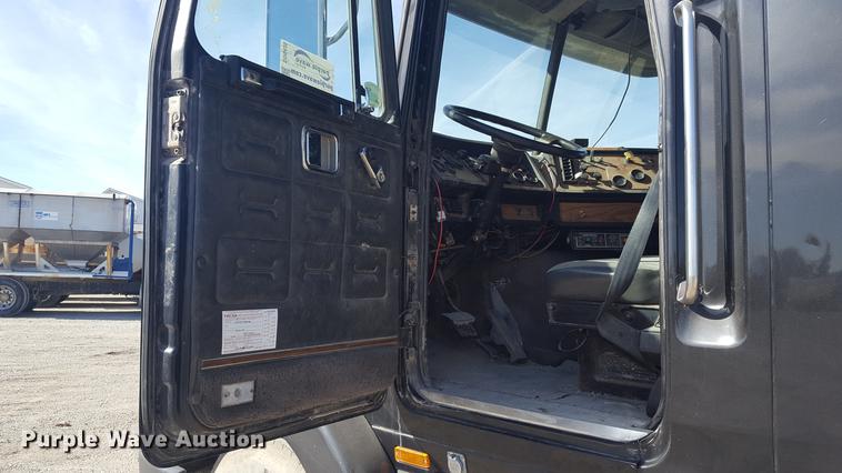 image for item DD5435 1991 Volvo WIA box truck