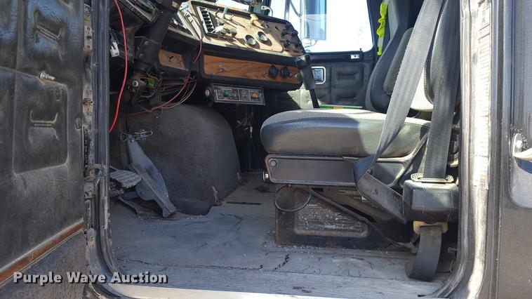 image for item DD5435 1991 Volvo WIA box truck