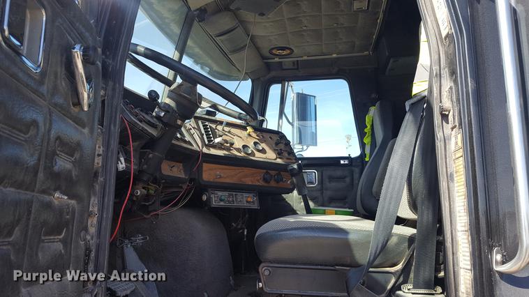 image for item DD5435 1991 Volvo WIA box truck