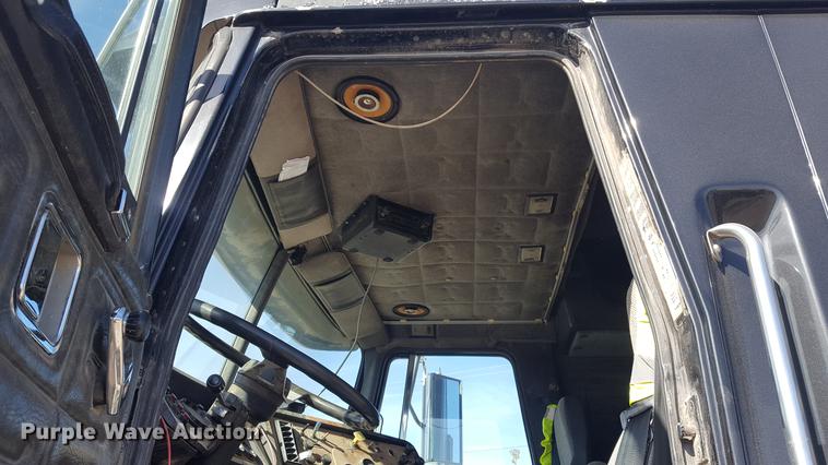 image for item DD5435 1991 Volvo WIA box truck