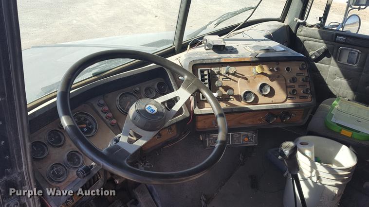 image for item DD5435 1991 Volvo WIA box truck