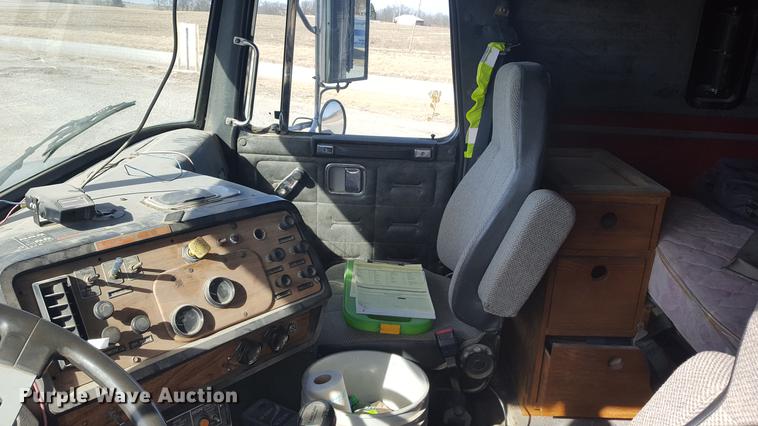 image for item DD5435 1991 Volvo WIA box truck