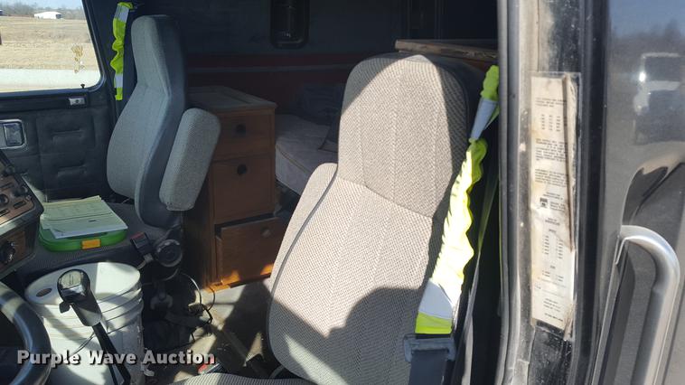 image for item DD5435 1991 Volvo WIA box truck