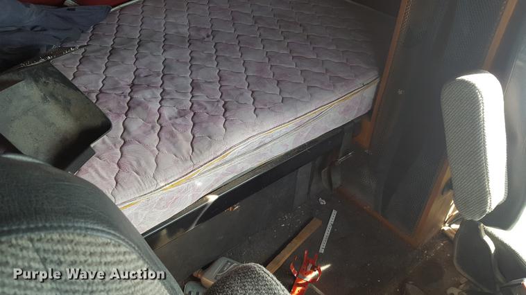 image for item DD5435 1991 Volvo WIA box truck