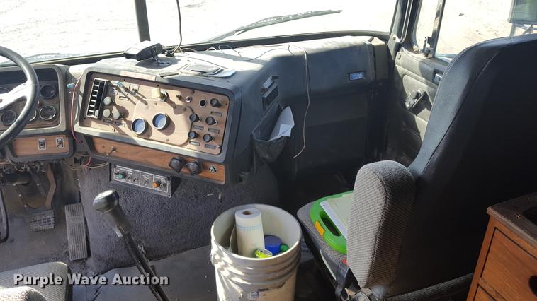 image for item DD5435 1991 Volvo WIA box truck