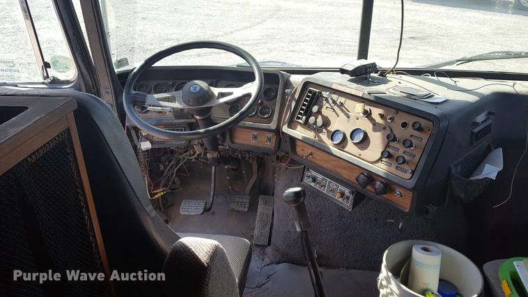 image for item DD5435 1991 Volvo WIA box truck