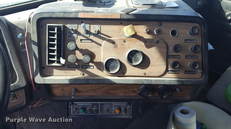 image for item DD5435 1991 Volvo WIA box truck