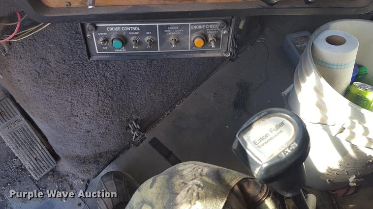 image for item DD5435 1991 Volvo WIA box truck