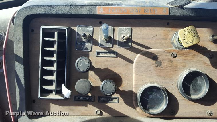 image for item DD5435 1991 Volvo WIA box truck