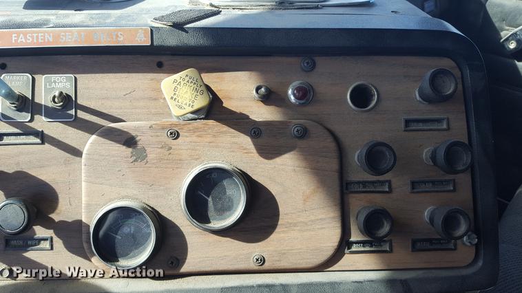 image for item DD5435 1991 Volvo WIA box truck